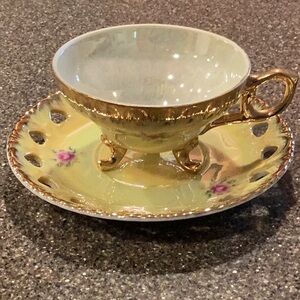 Teacup and saucer, EUC Beautiful yellow with gold trim